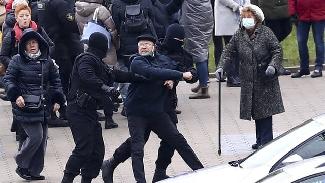 Die Bereitschaftspolizei verhaftet einen Mann am Rande einer Demonstration der Opposition gegen die offiziellen Wahlergebnisse der Präsidentschaftswahl.