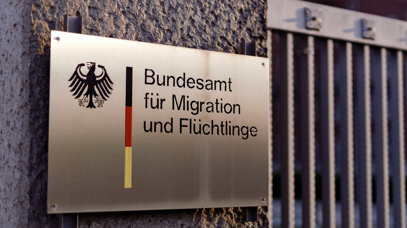 Bundesamt für Migration und Flüchtlinge: Einem ehemaligen NPD-Mitglied wurde den Angaben zufolge inzwischen gekündigt.