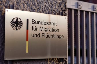 Bundesamt für Migration und Flüchtlinge: Einem ehemaligen NPD-Mitglied wurde den Angaben zufolge inzwischen gekündigt.