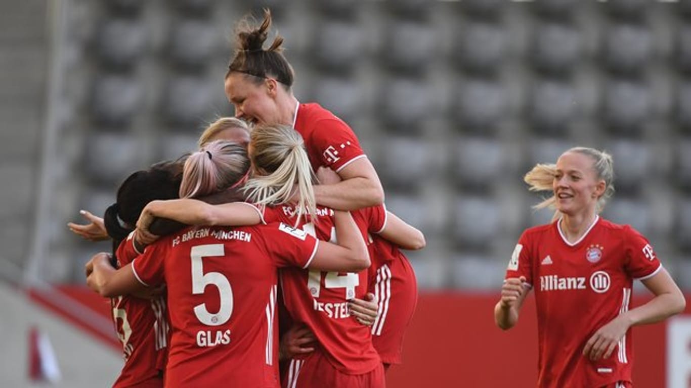 Die Fußball-Frauen des FC Bayern München entschieden das Spitzenspiel gegen den VfL Wolfsburg klar für sich.