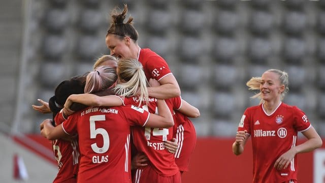 Die Fußball-Frauen des FC Bayern München entschieden das Spitzenspiel gegen den VfL Wolfsburg klar für sich. Die Fußball-Frauen des FC Bayern München entschieden das Spitzenspiel gegen den VfL Wolfsburg klar für sich.