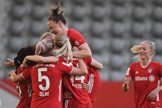 Die Fußball-Frauen des FC Bayern München entschieden das Spitzenspiel gegen den VfL Wolfsburg klar für sich.