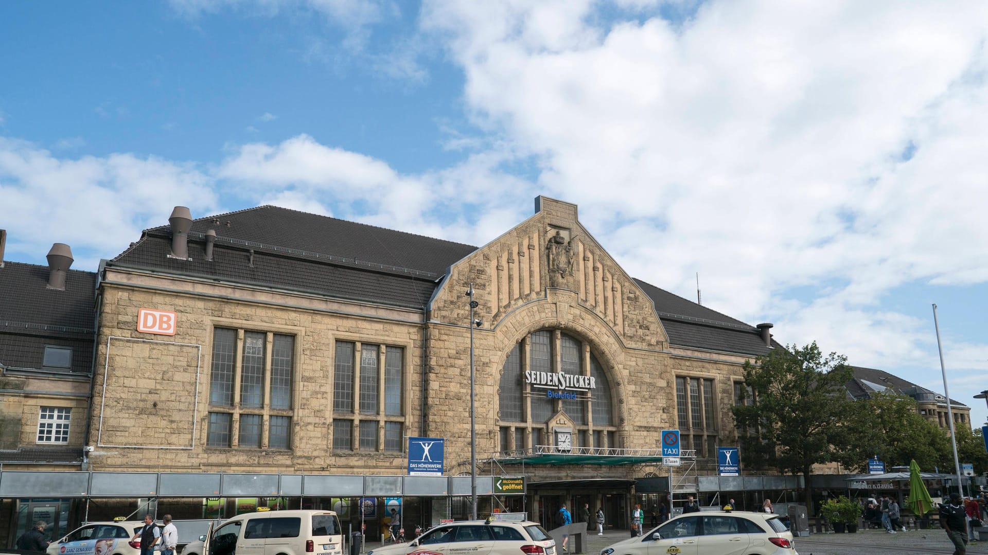 Blick auf die Fassade des Hauptbahnhofs in Bielefeld (Archivbild): Zwei Männer hatten an einer Einrüstung ein Plakat mit einer falschen Warnung vor Terror angebracht. Blick auf die Fassade des Hauptbahnhofs in Bielefeld (Archivbild): Zwei Männer hatten an einer Einrüstung ein Plakat mit einer falschen Warnung vor Terror angebracht.