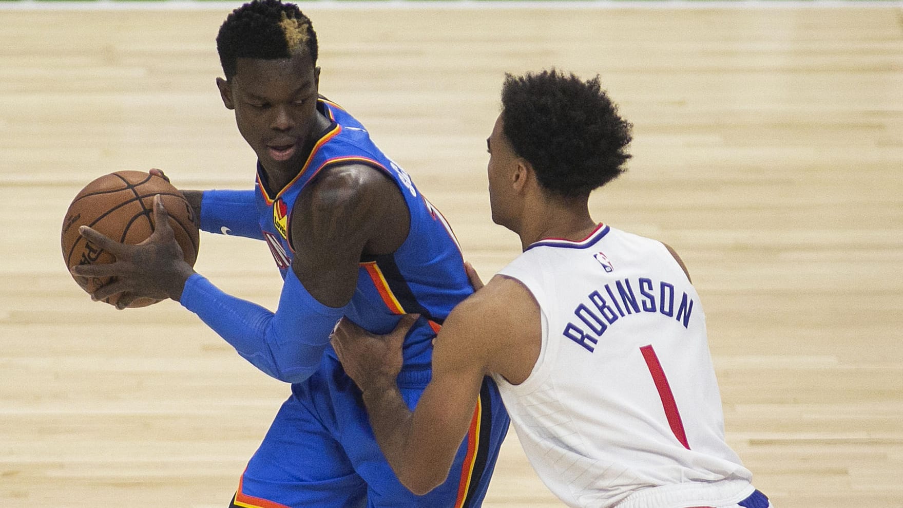 Am Ball: Dennis Schröder (l.) gegen Jerome Robinson von den LA Clippers.