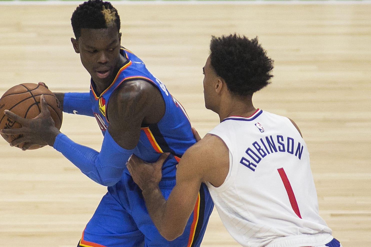 Am Ball: Dennis Schröder (l.) gegen Jerome Robinson von den LA Clippers.