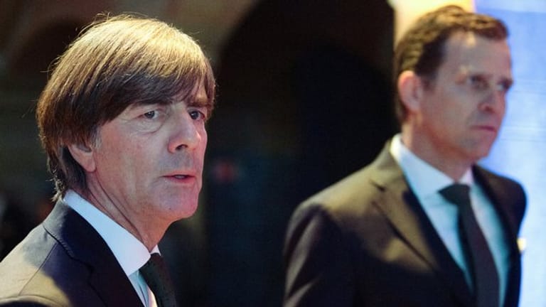 Oliver Bierhoff (r) sieht die EM als Gradmesser für die Zukunft von Bundestrainer Joachim Löw.