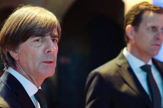 Oliver Bierhoff (r) sieht die EM als Gradmesser für die Zukunft von Bundestrainer Joachim Löw.