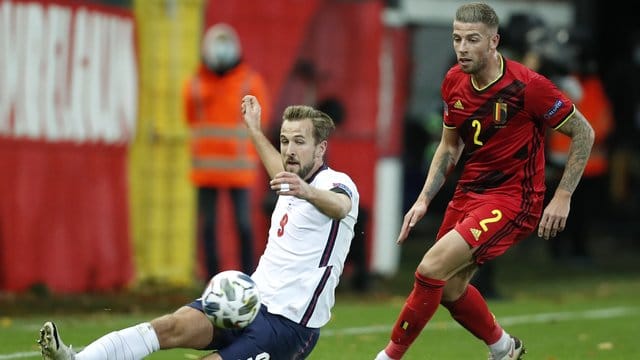 Die Engländer um Harry Kane (l) verloren in Belgien.