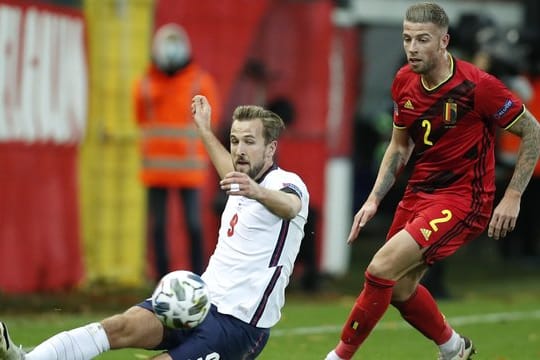 Die Engländer um Harry Kane (l) verloren in Belgien.