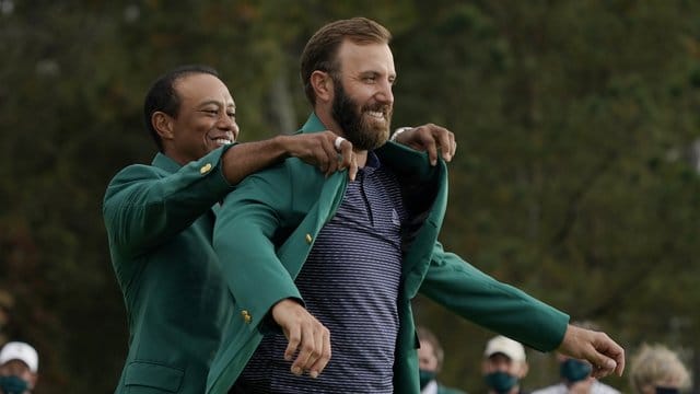 Masters-Champion Dustin Johnson (r) bekam von Vorjahressieger Tiger Woods das grüne Jackett angezogen. Masters-Champion Dustin Johnson (r) bekam von Vorjahressieger Tiger Woods das grüne Jackett angezogen.