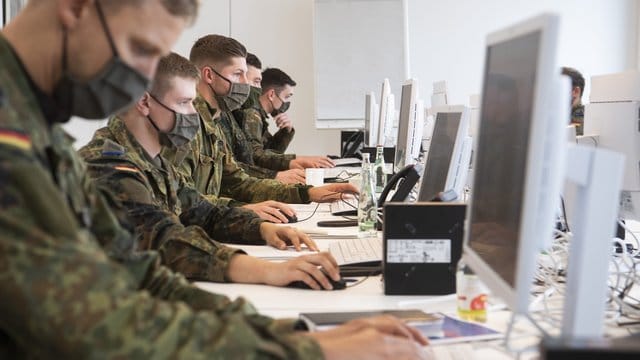 Soldaten der Bundeswehr helfen der Region Hannover bei der Nachverfolgung von Infektionsketten. Soldaten der Bundeswehr helfen der Region Hannover bei der Nachverfolgung von Infektionsketten.
