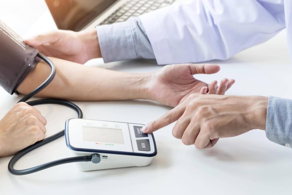 Blutdruck messen (Symbolbild): Privatversicherte erhalten oftmals schneller einen Termin beim Arzt.