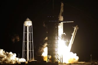 Eine SpaceX Falcon9-Rakete mit dem Raumschiff "Crew Dragon" hebt vom Kennedy Space Center im US-Bundesstaat Florida ab.