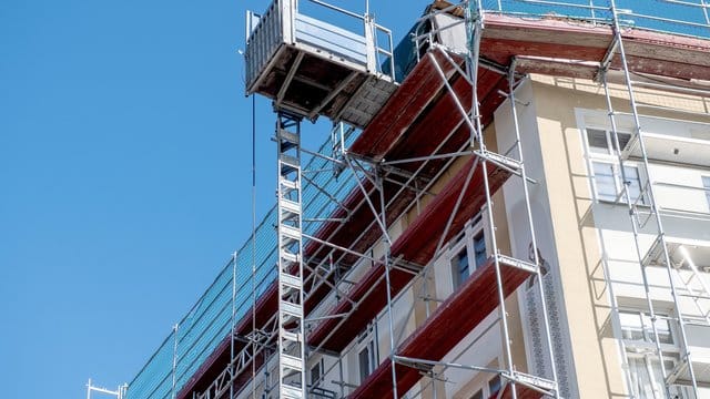 Zusätzlicher Wohnraum: Ob ein Gebäude aufgestockt werden darf, ergibt sich aus dem Bebauungsplan.