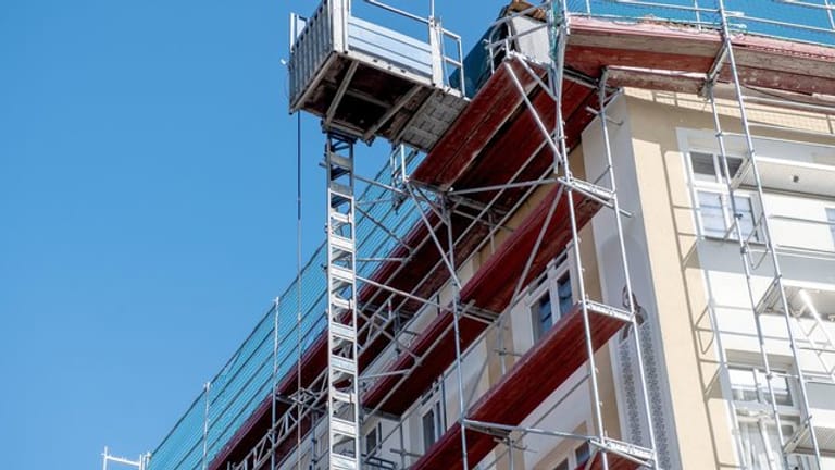 Zusätzlicher Wohnraum: Ob ein Gebäude aufgestockt werden darf, ergibt sich aus dem Bebauungsplan.