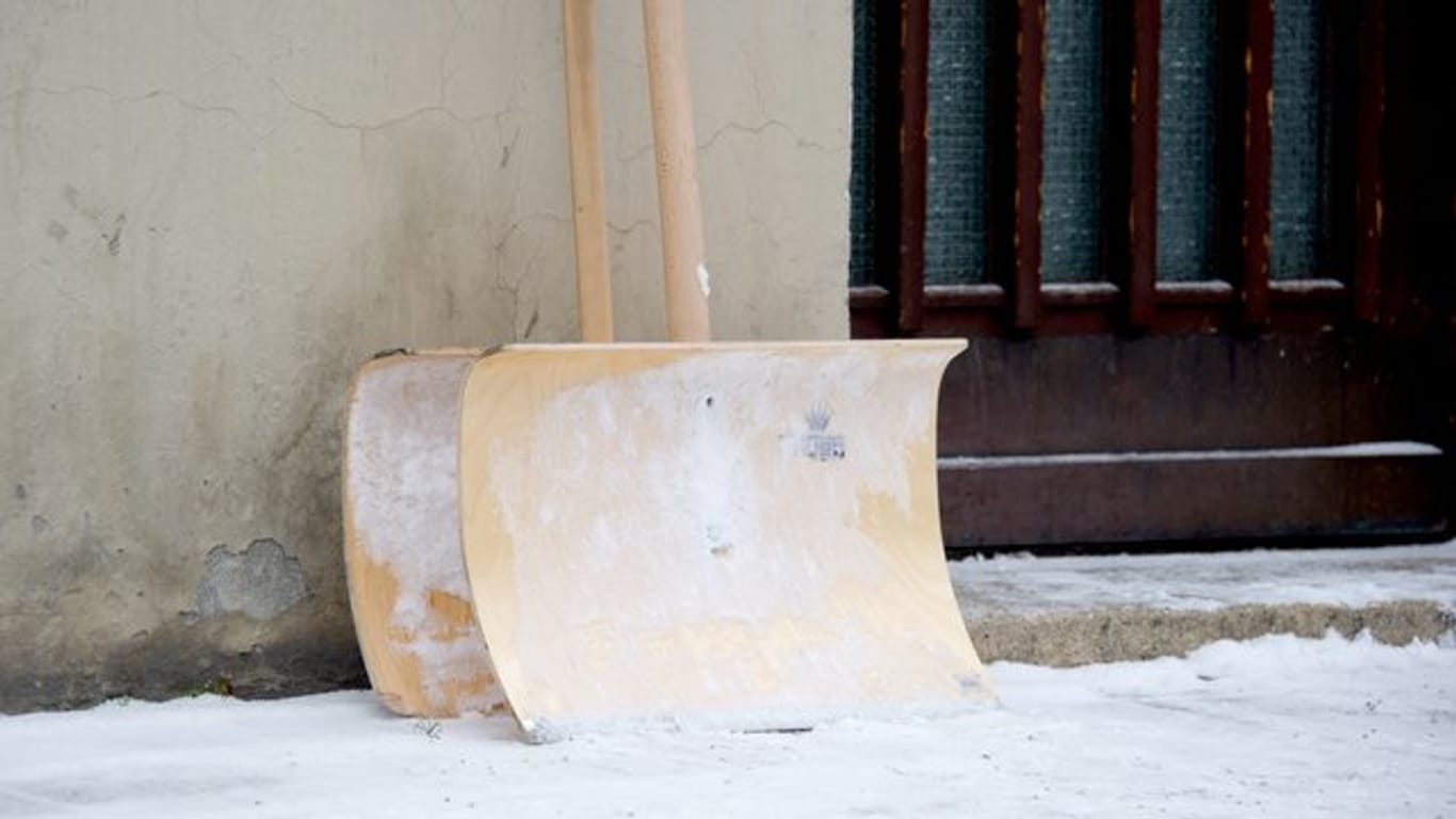 Winter-Job: Viele Menschen kaufen Schneeschippen mit besonders großen Schaufeln.