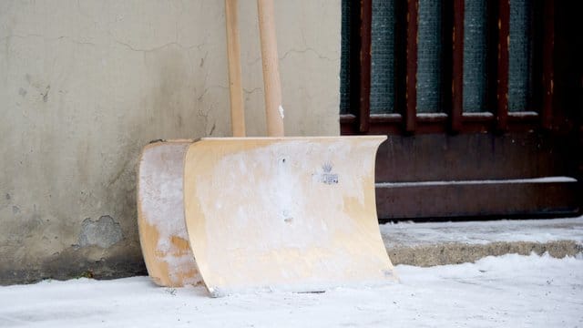 Winter-Job: Viele Menschen kaufen Schneeschippen mit besonders großen Schaufeln.