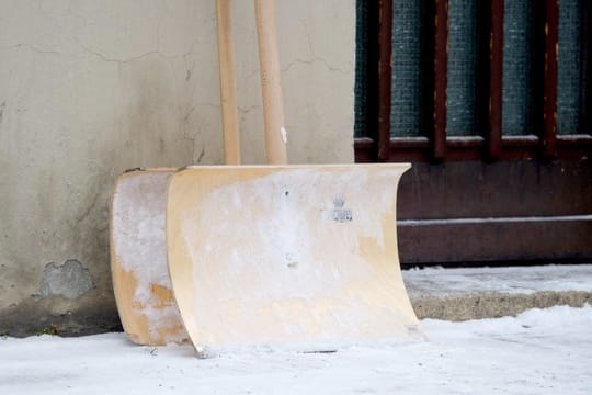 Winter-Job: Viele Menschen kaufen Schneeschippen mit besonders großen Schaufeln.