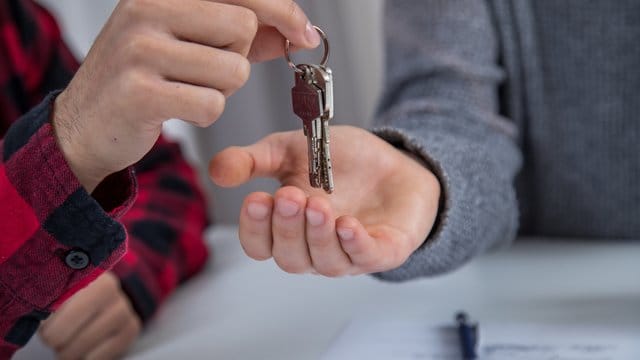 Stirbt ein Mieter, müssen die Hinterbliebenen dessen Mietvertrag fristgerecht kündigen.