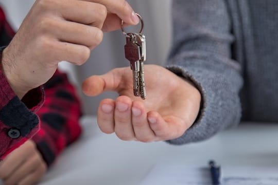 Stirbt ein Mieter, müssen die Hinterbliebenen dessen Mietvertrag fristgerecht kündigen.