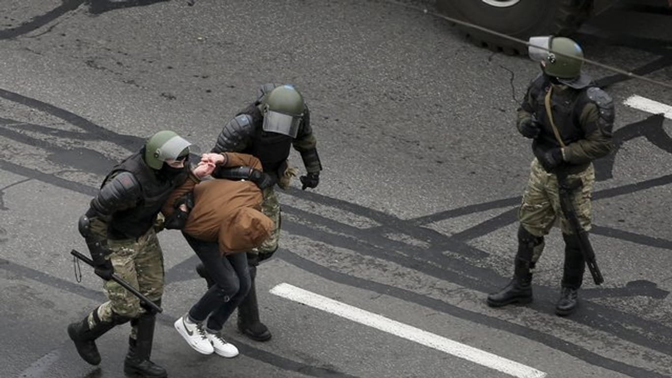 Mit massiver Gewalt sind Sicherheitskräfte den Demonstrationen gegen Machthaber Alexander Lukaschenko entgegengetreten.
