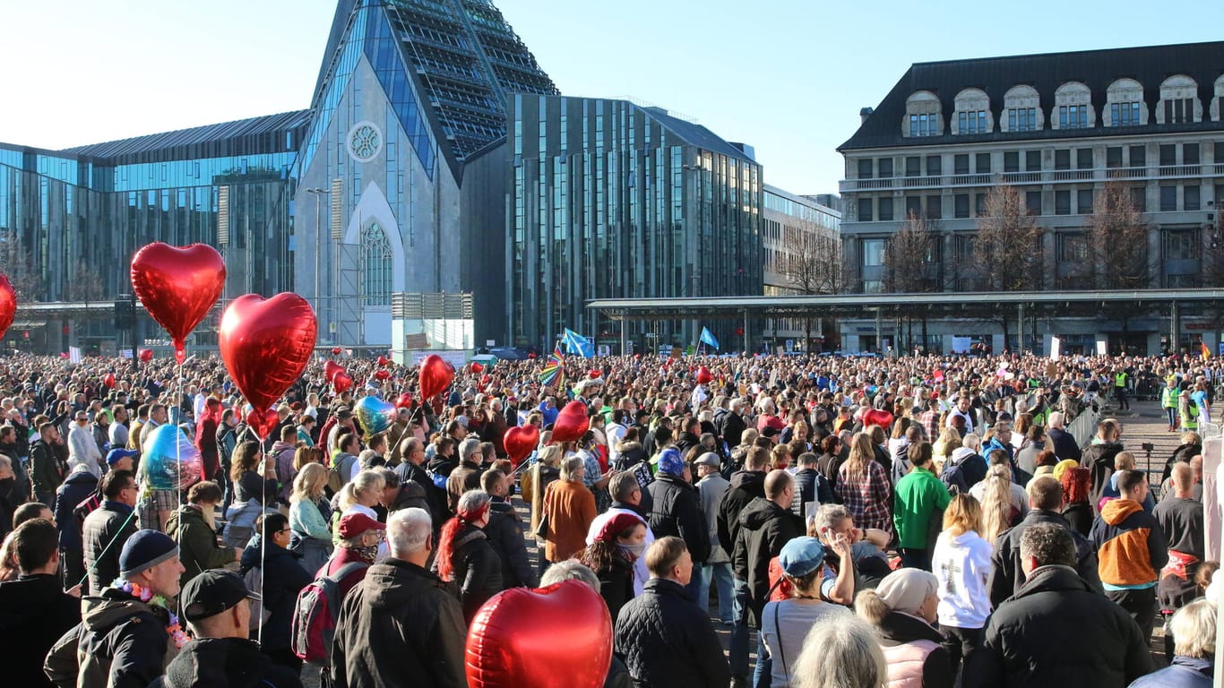 Leipzig: Die Querdenker-Demonstration löste die Polizei erst nach zwei Stunden auf.