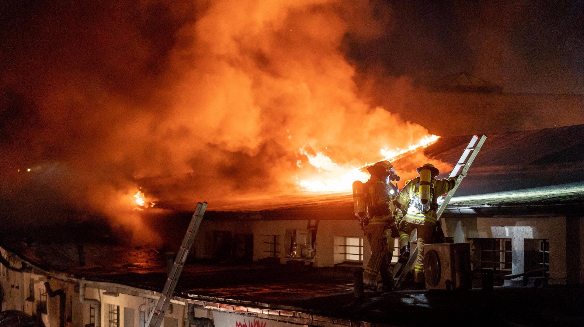 Flammen im U-Bahnhof Onkel Toms Hütte in Berlin: Feuerwehrkräfte versuchen, den Brand unter Kontrolle zu bringen.