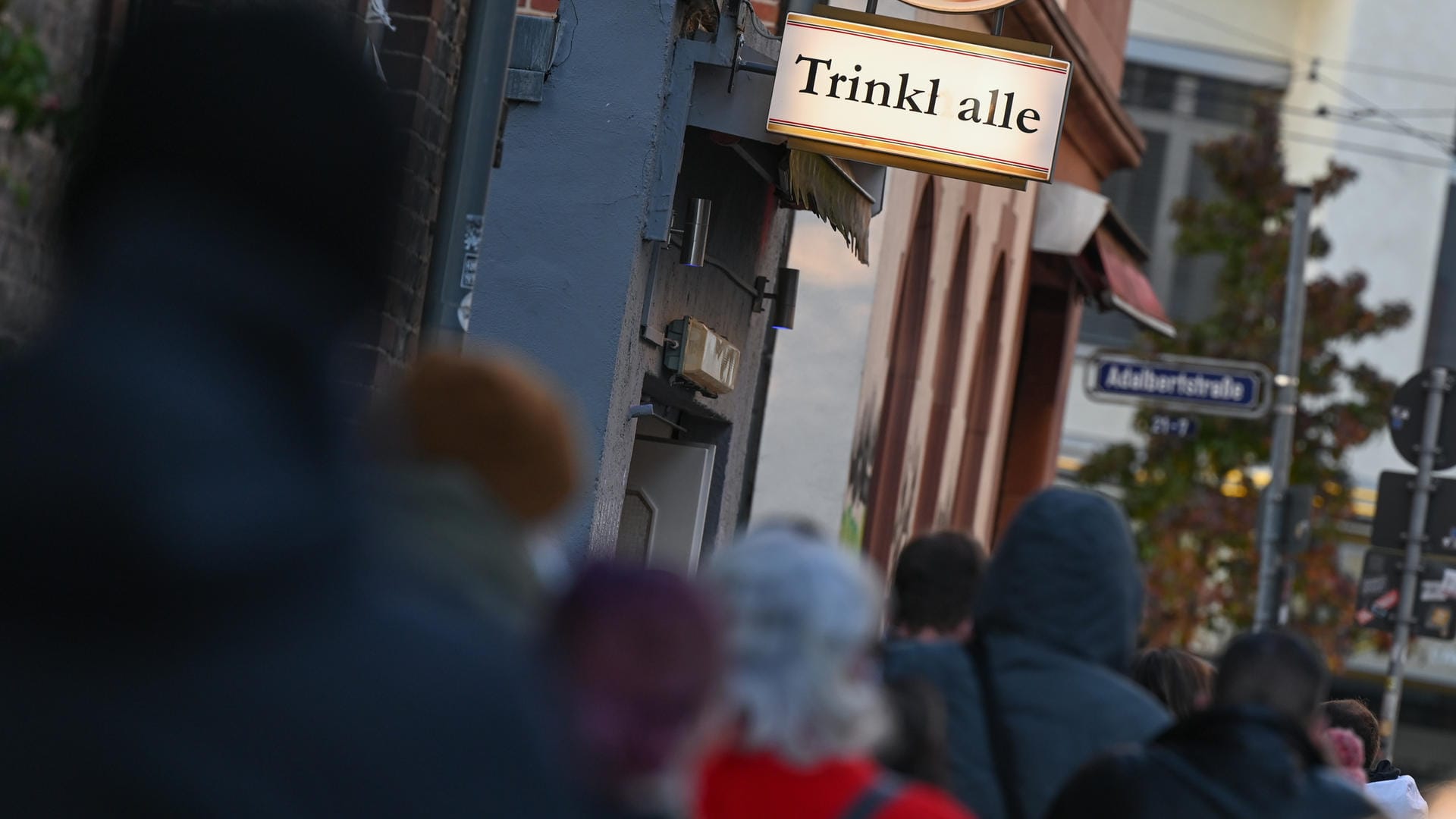 Passanten stehen vor dem Kiosk, in dem Corona-Schnelltests angeboten werden: Häufig bilden sich lange Warteschlagen.
