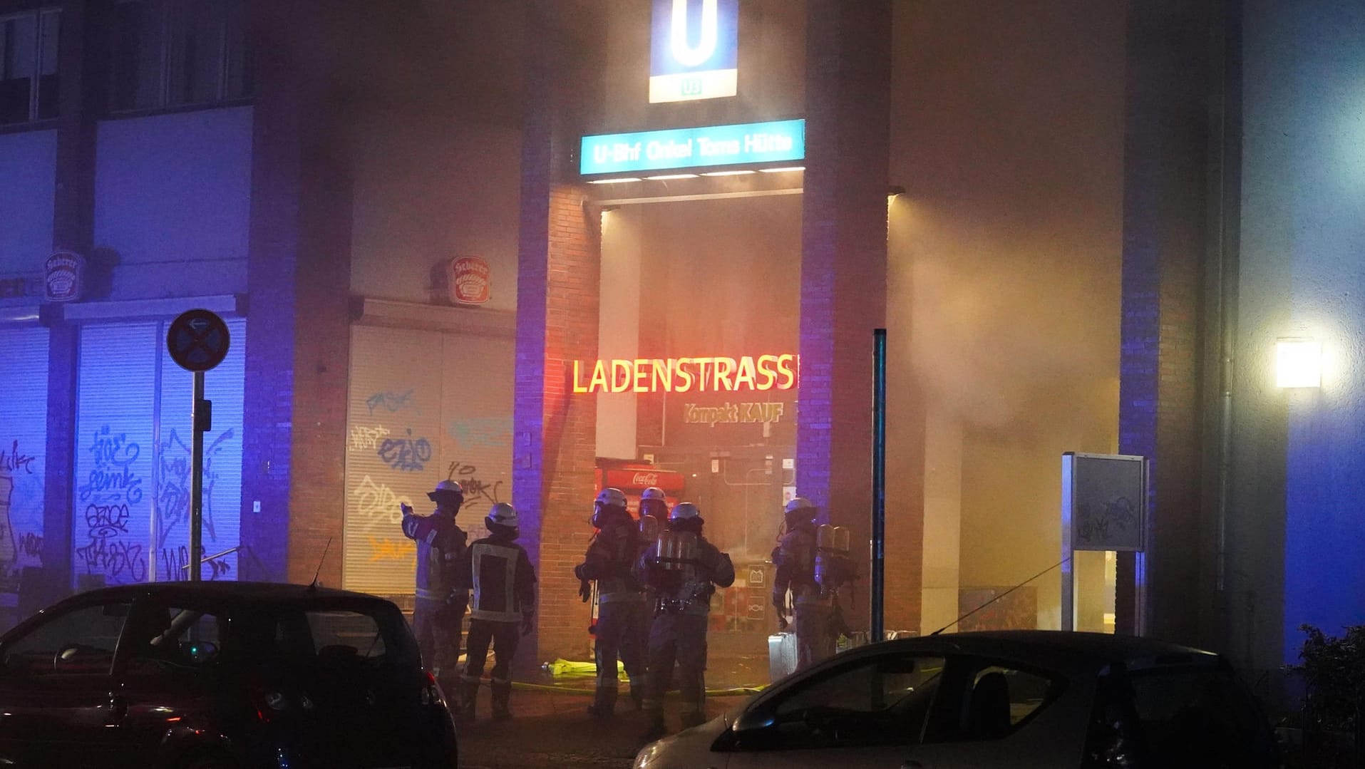 Einsatzkräfte der Feuerwehr vor dem U-Bahnhof: Das Feuer ist unter Kontrolle.