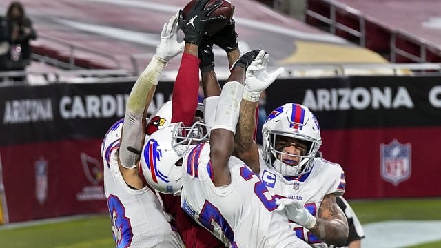 DeAndre Hopkins (M) von den Arizona Cardinals fängt den spielentscheidenden Touchdown.
