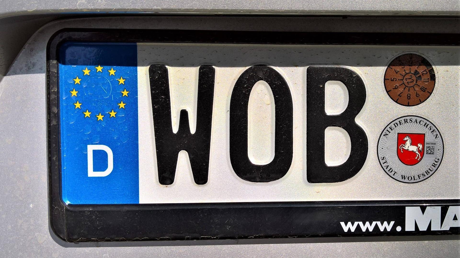 Ein KFZ-Kennzeichen für Wolfsburg (Symbolbild): Ein Mann hat sein geklautes Nummernschild auf einem Spaziergang wiederentdeckt.