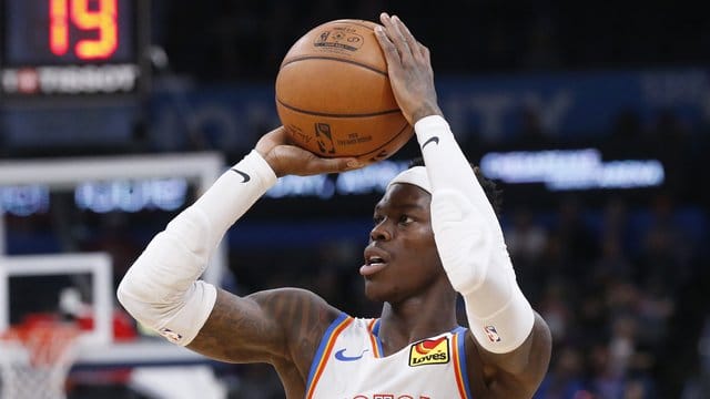 Nationalspieler Dennis Schröder steht noch bei Oklahoma City Thunder unter Vertrag. Nationalspieler Dennis Schröder steht noch bei Oklahoma City Thunder unter Vertrag.