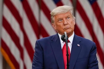 Donald Trump: Der noch amtierende US-Präsident hat neue Klagen gegen die US-Wahl angekündigt.