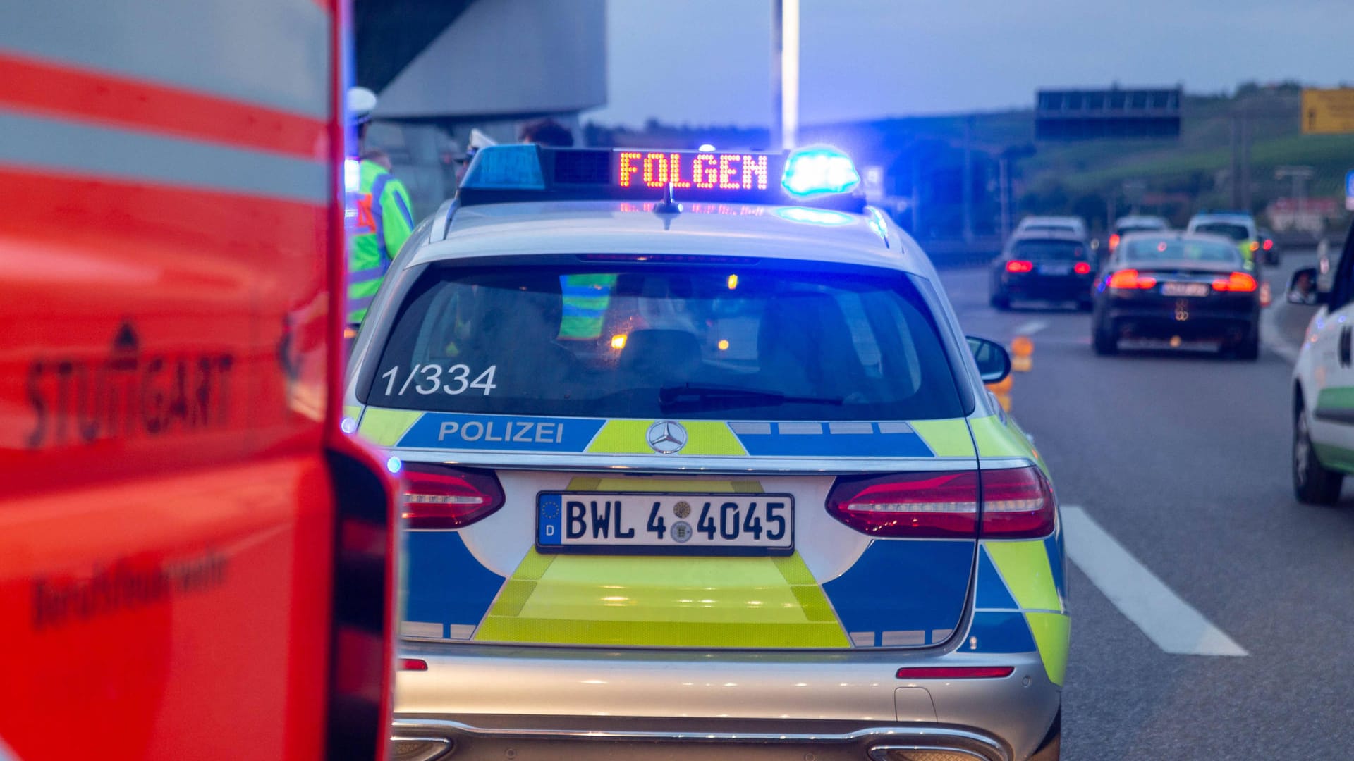 Einsatz auf der B10 in Stuttgart (Symbolbild): Eine Frau verlor die Kontrolle über ihren Pkw. Einsatz auf der B10 in Stuttgart (Symbolbild): Eine Frau verlor die Kontrolle über ihren Pkw.