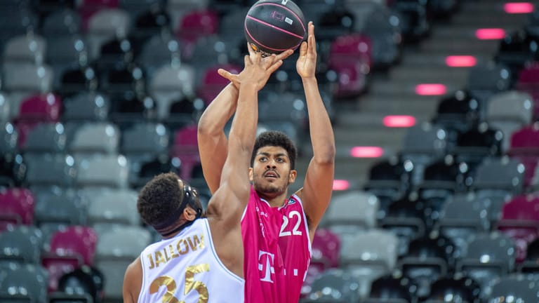 Gabriel De Oliveira während eines Spiels der Telekom Baskets (Symbolbild): Die Mannschaft startet ein digitales Schulprogramm.