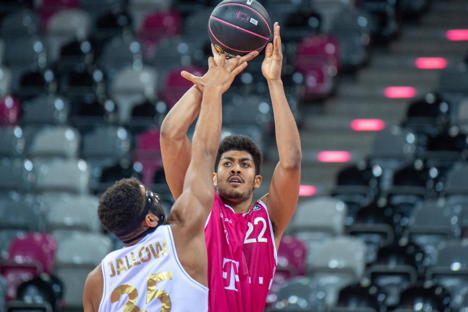 Gabriel De Oliveira während eines Spiels der Telekom Baskets (Symbolbild): Die Mannschaft startet ein digitales Schulprogramm.