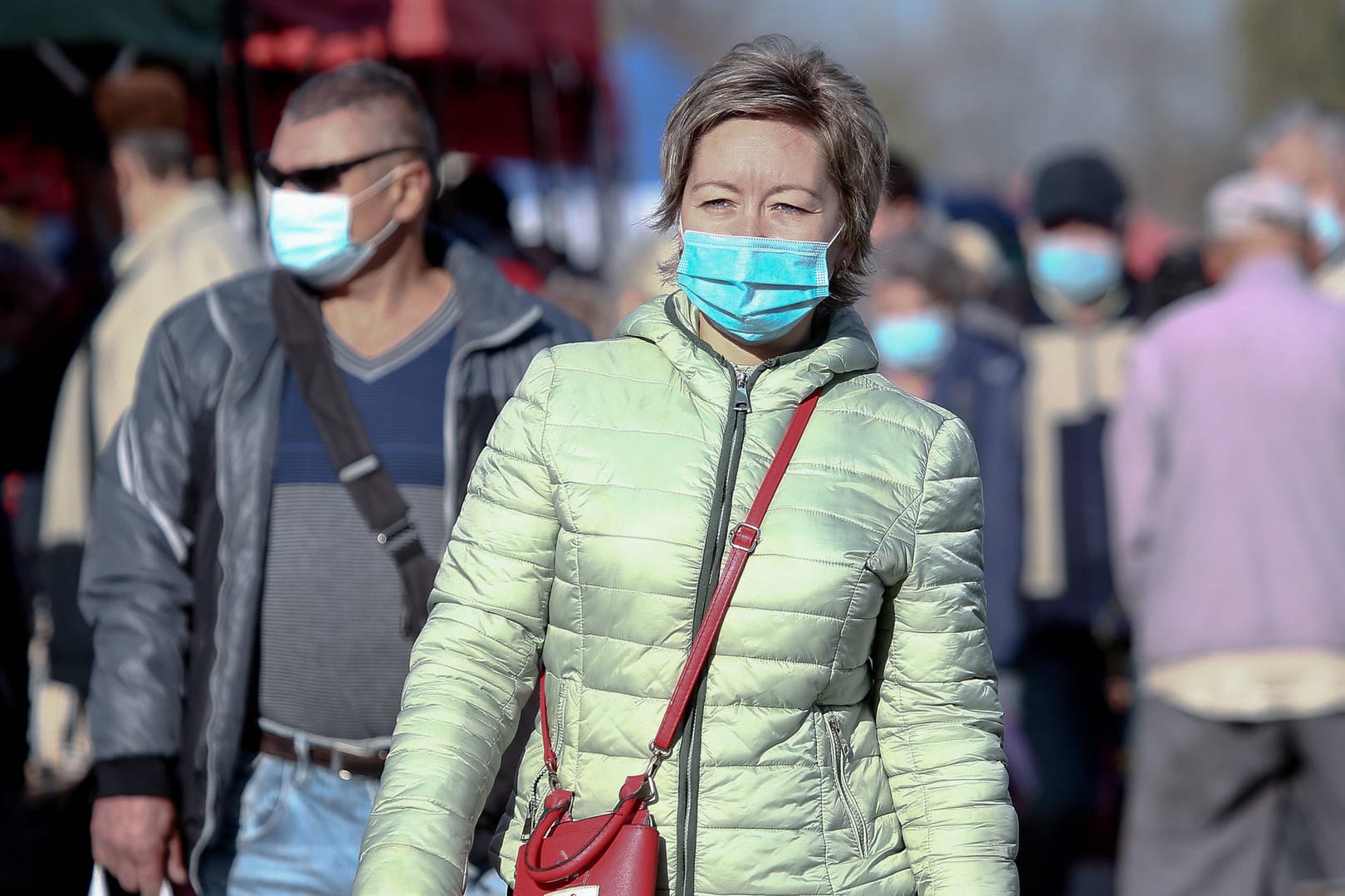 Mund-Nasen-Schutz: Die Masken senken für andere Personen – und ein Stück weit auch für die Träger – das Risiko einer Ansteckung mit dem Coronavirus.