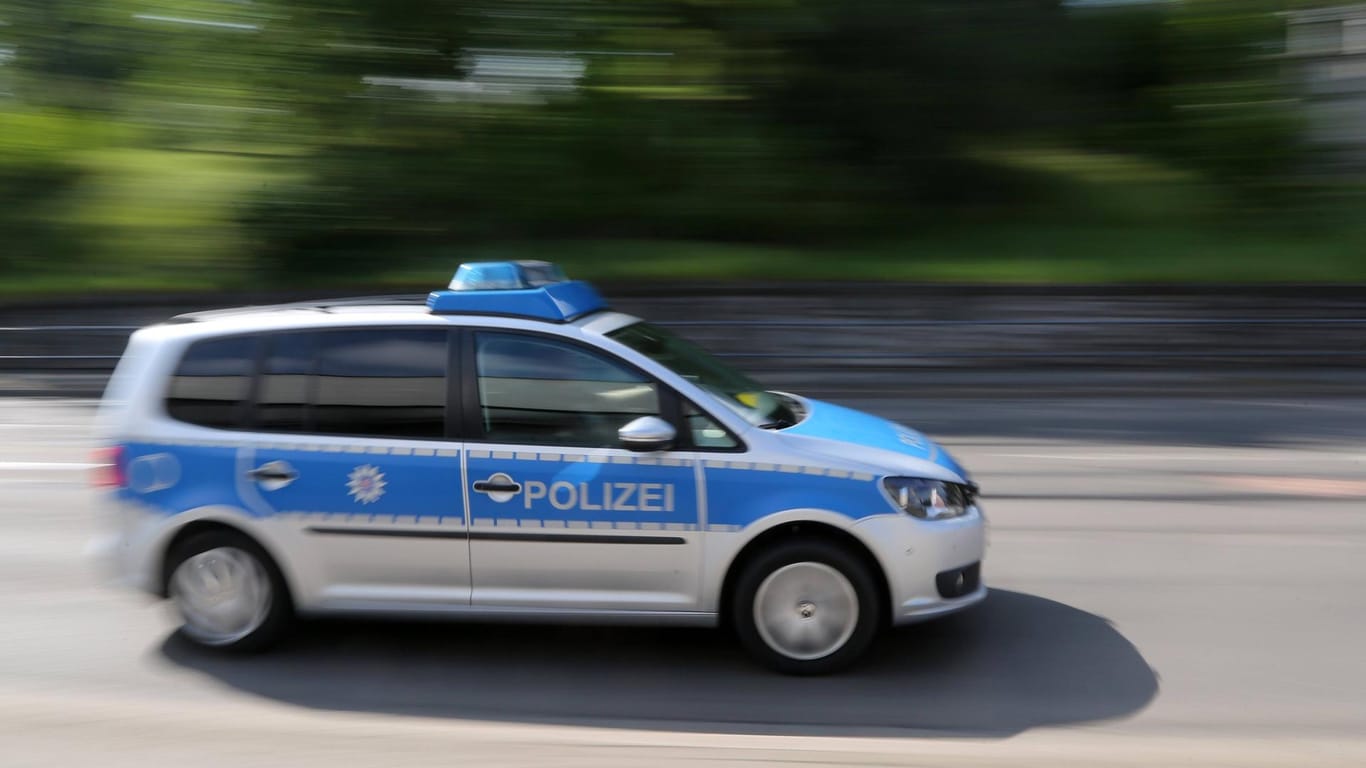 Ein Wagen der Erfurter Polizei fährt zu einem Einsatz (Symbolbild): Ein betrunkener Ehemann hat die Polizei am Wochenende beschäftigt.