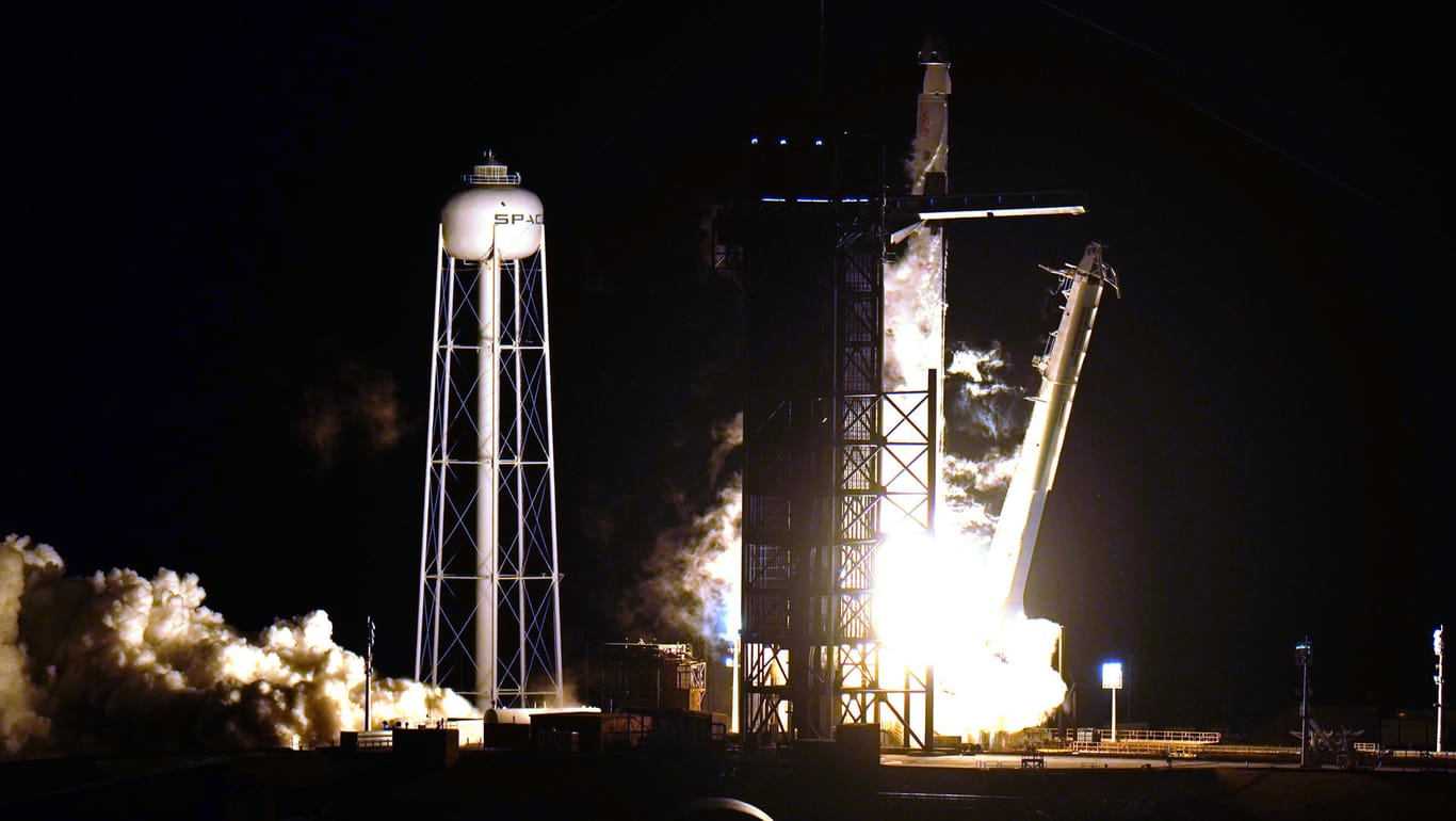 SpaceX Falcon9: Die Rakete startet mit vier Astronauten an Bord.