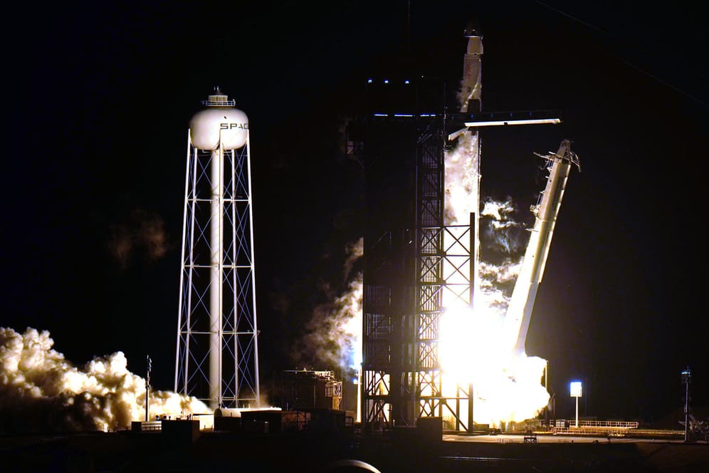SpaceX Falcon9: Die Rakete startet mit vier Astronauten an Bord.