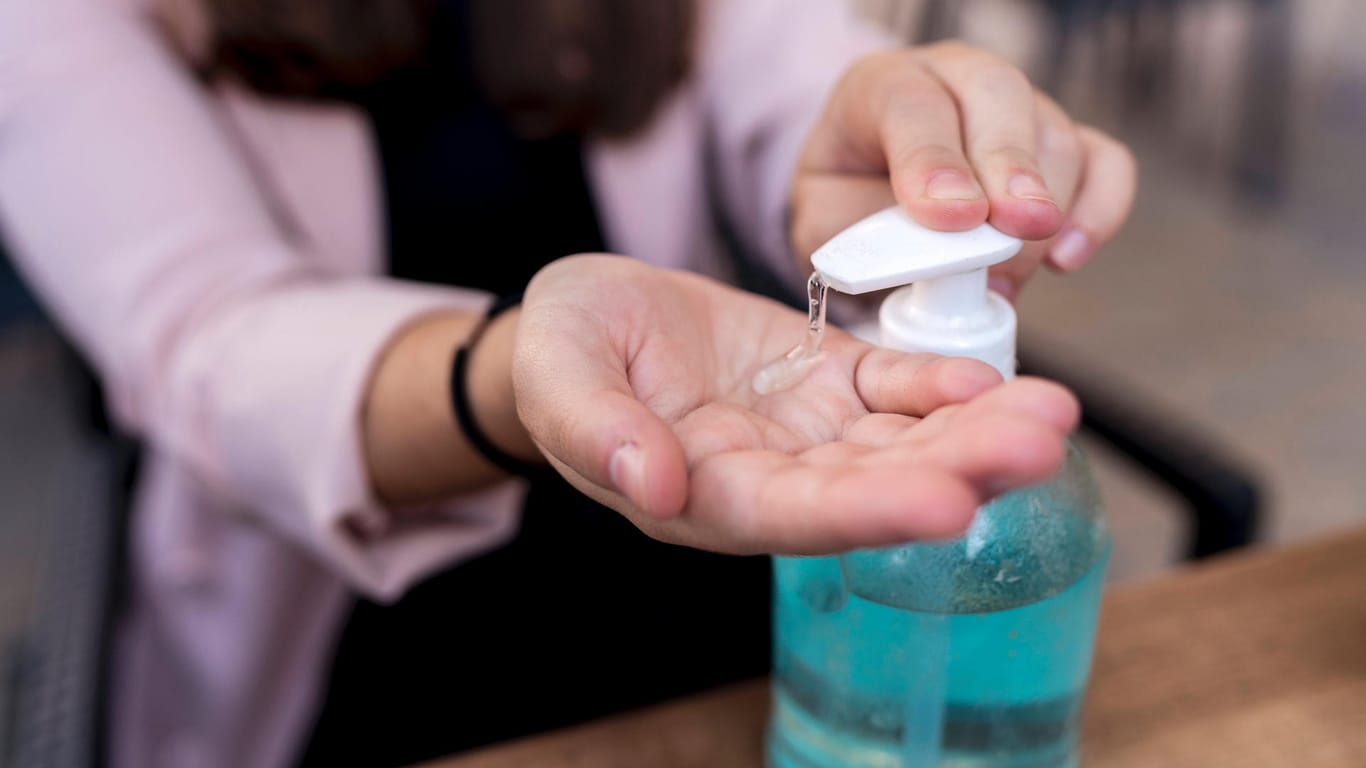 Hände desinfizieren: Desinfektionsmittel basieren auf Alkohol.