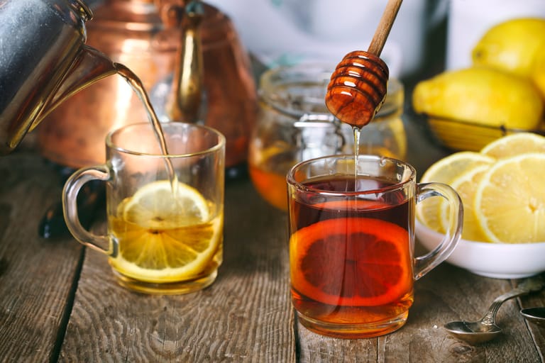 Hot lemon with and without honey: The classic among the immune boosters has proven itself for years.