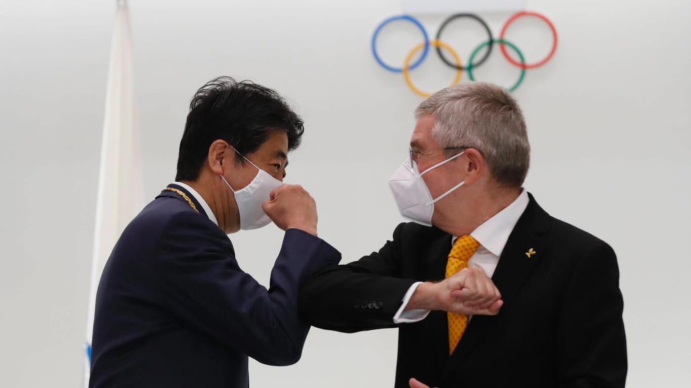 Olympische Spiele: Japans früherer Ministerpräsident Shinzo Abe (l.) und Thomas Bach. Auch der aktuelle japanischen Ministerpräsidenten Yoshihide Suga war vor Ort.
