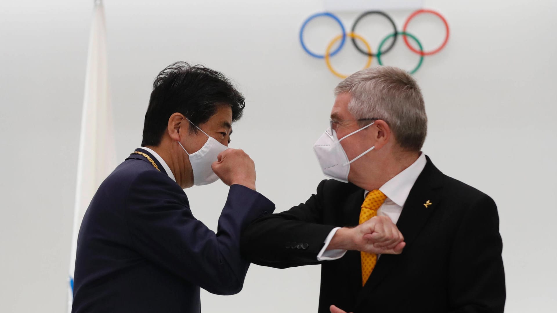 Olympische Spiele: Japans früherer Ministerpräsident Shinzo Abe (l.) und Thomas Bach. Auch der aktuelle japanischen Ministerpräsidenten Yoshihide Suga war vor Ort. Olympische Spiele: Japans früherer Ministerpräsident Shinzo Abe (l.) und Thomas Bach. Auch der aktuelle japanischen Ministerpräsidenten Yoshihide Suga war vor Ort.