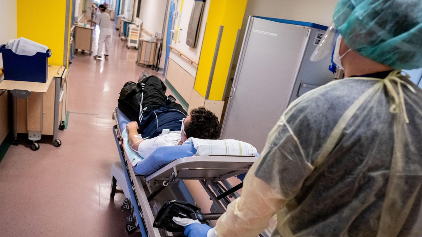 Berlin: Der Stationsleiter schiebt einen Patienten zur Covid-19-Station des Krankenhauses Bethel.