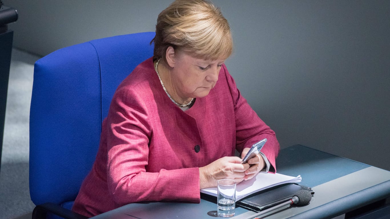Immer im Blick: Auch Angela Merkel guckt häufig auf ihr Handy.