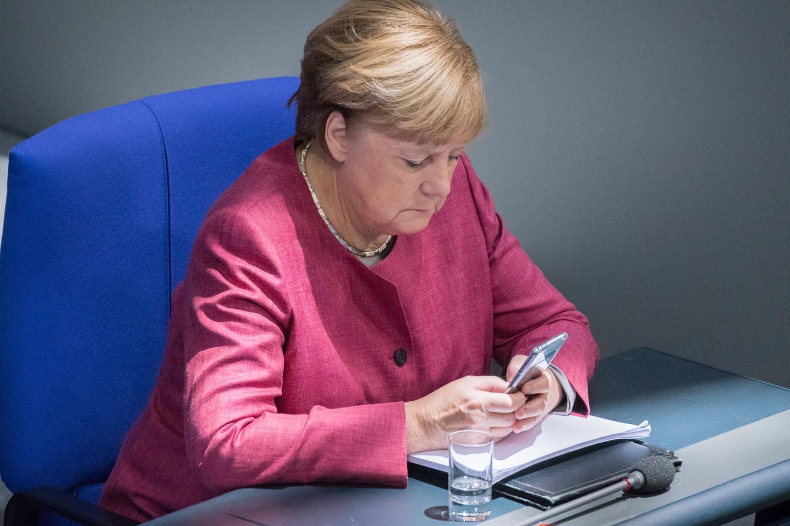 Immer im Blick: Auch Angela Merkel guckt häufig auf ihr Handy.