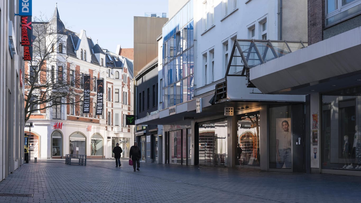 Blick in die leere Bielefelder Fußgängerzone: Mit einer Rabattaktion sollen in der Vorweihnachtszeit wieder mehr Bürger in die Geschäfte geholt werden.