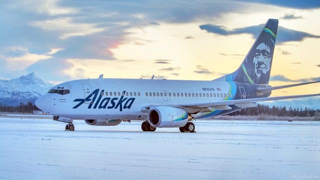 Ein Flugzeug der Alaska Airlines steht mit beschädigtem Triebwerk auf dem Flughafen von Yakutat. Ein Flugzeug der Alaska Airlines steht mit beschädigtem Triebwerk auf dem Flughafen von Yakutat.