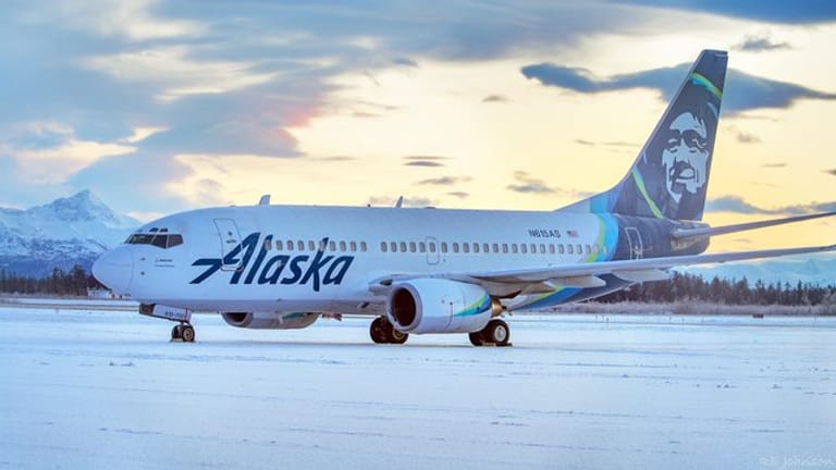Ein Flugzeug der Alaska Airlines steht mit beschädigtem Triebwerk auf dem Flughafen von Yakutat.
